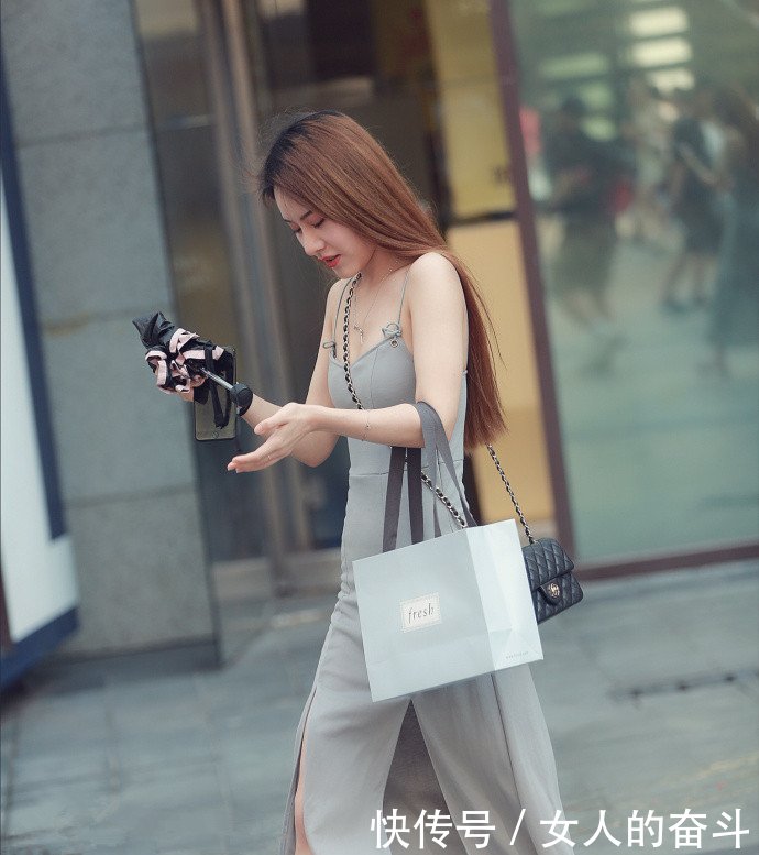 路人街拍小姐姐的吊带长裙很合身,皮肤白皙,唯美不失性感