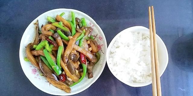  「辣椒」做茄子炒辣椒，这一步不用油不用水，但千万不能少，否则就不好吃