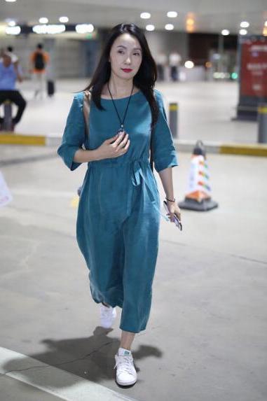 46岁陶虹绿色连衣长裙贵妇气质, 竟搭了双运动鞋, 网友: 真敢穿