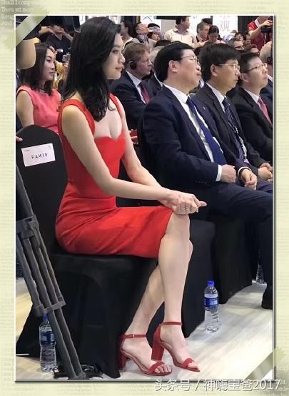 奚梦瑶穿内衣颜值堪忧，但穿牛仔衫和长裙却成了美女