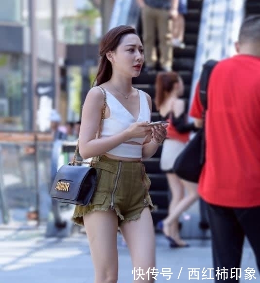 『 气质』年龄一点都看不出，街拍：气质大姐时尚搭配