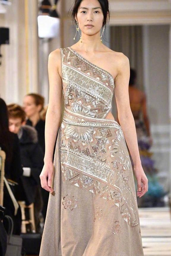 刘雯奚梦瑶现身时装周, 老奚除了腰粗腿胖, 腋下的副乳更引人注目