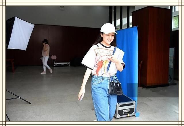 看了宋祖儿新生报到照，再看李兰迪，网友：果然是没对比就没伤害