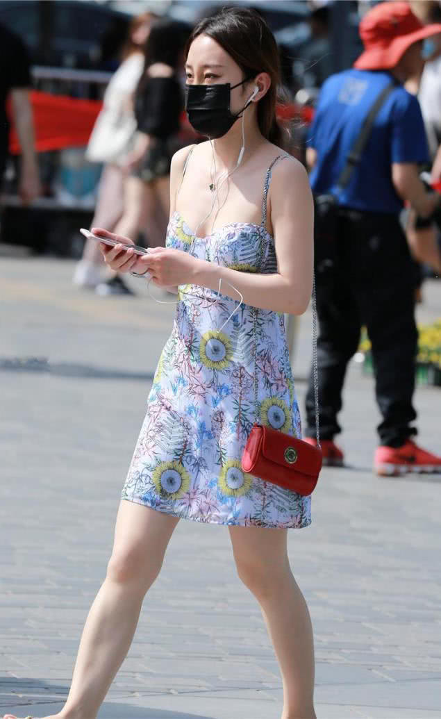 小姐姐穿吊带裙秀出浑圆饱满上围，领口太低我都不好意思看你了