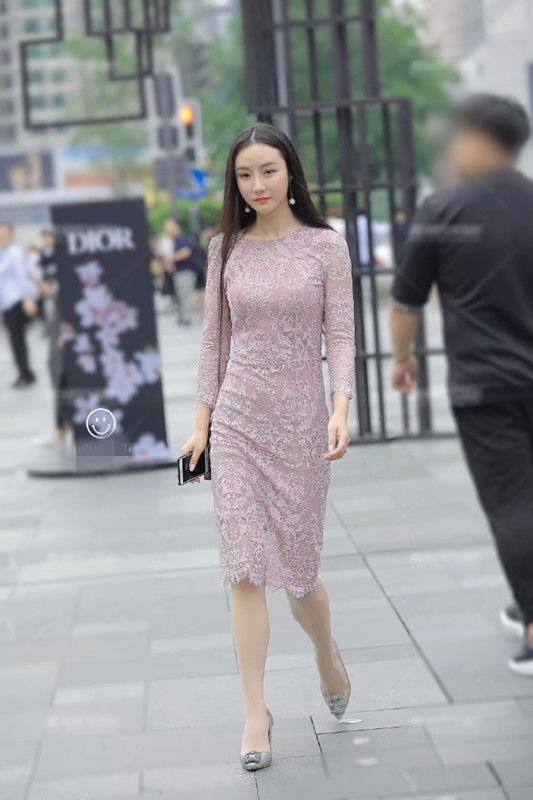  「曲线」街拍：修身连衣裙的小姐姐！修饰出美丽的曲线！