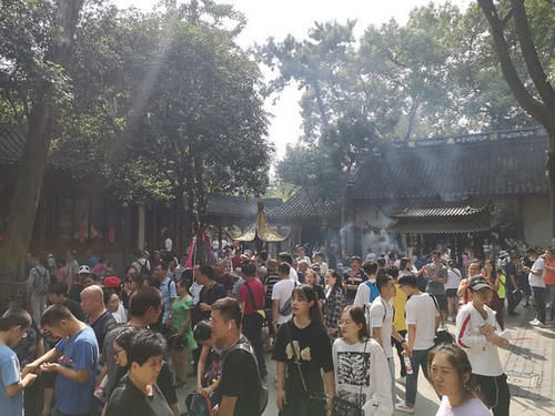 国庆苏州香火最旺的寺庙，寺内人山人海，网友回复：都因一首唐诗