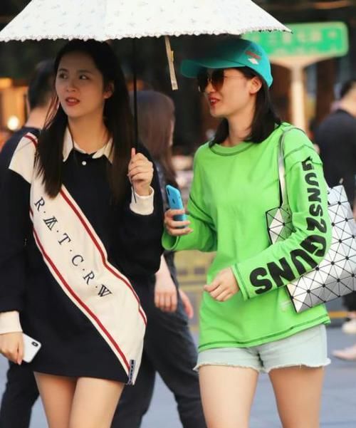  美女■街拍：一貌倾城的美女，一条白色的吊带连衣裙，青春靓丽气质美