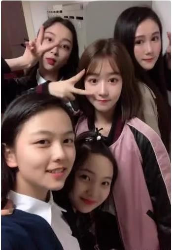 林妙可被室友坑了，合影站后面，脸还那么圆？