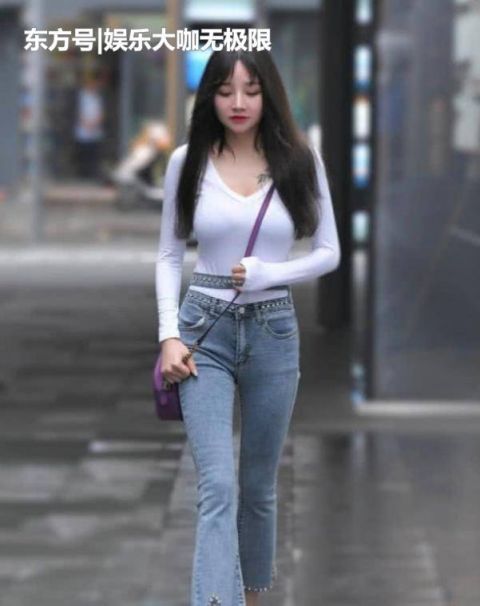  『窈窕淑女』街拍：窈窕淑女的小姐姐，一件白色的连衣裙，时尚气质女神