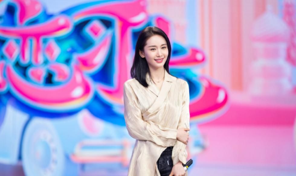 王子文:真的被王子美到了,一袭锁骨发型搭配衬衫连衣裙,美成小仙女模样