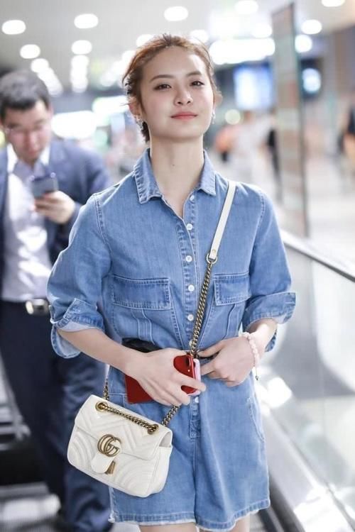  [整套look]赖雨濛简直太美了，扎丸子头搭配牛仔连体裤，意外穿出少女感