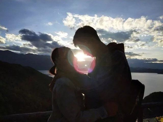 上学被骂狐狸精，跟郑爽闺蜜情遭质疑，分手被网友叫好，你们真的