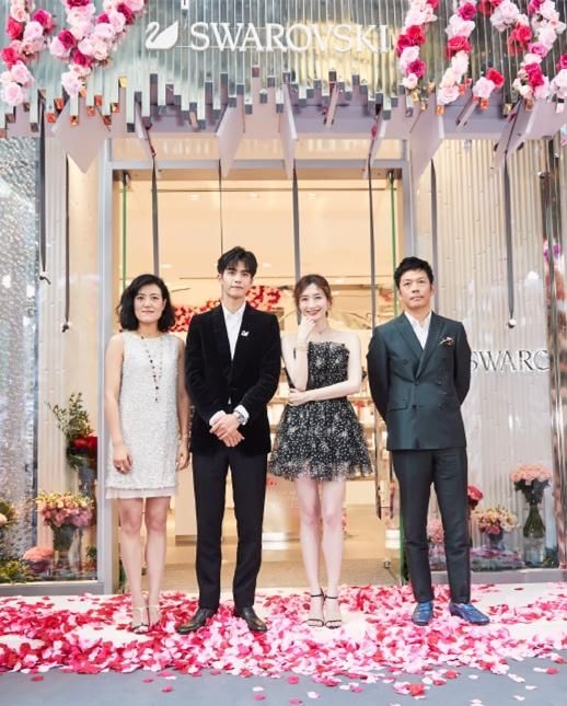 相差11岁穿同款凉鞋，张雪迎扮起成熟御姐，江疏影却穿成了小公主