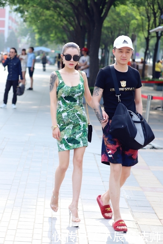 气质|路人街拍,美女搭配绿色的连衣裙,休闲感十足