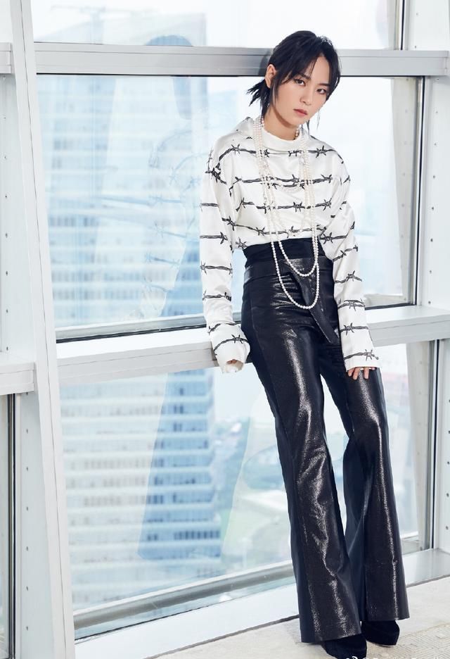 周笔畅真霸气!黑色高腰皮裤穿出1米8大长腿,网友:恨天高太抢镜