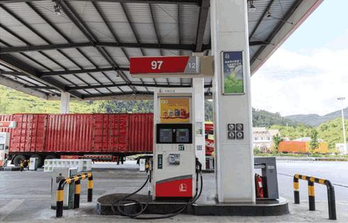 加油站员工曝光“潜规则”,加油站碰到这种车很危险,要立刻掉头