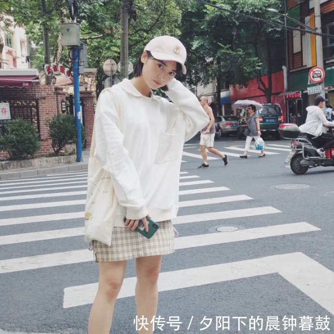 沈月可算是穿对了！T恤＋牛仔裤亮相，瞬间一双大长腿惹人瞩目