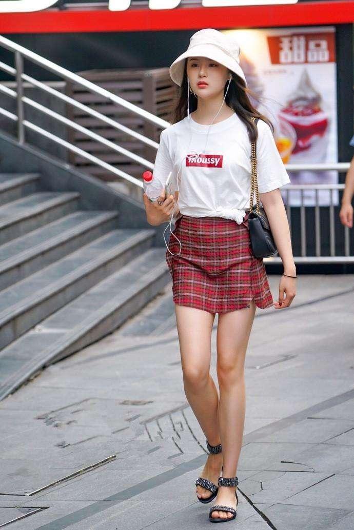 重庆街拍: 黑色凸显好身材 网友: 喜欢第四个小姐姐的干净利落