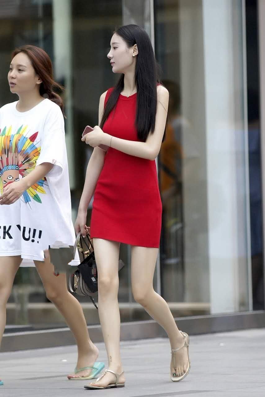 气质小姐姐大红色的包臀裙看起来非常喜庆，裹出的丰腴臀线超过了