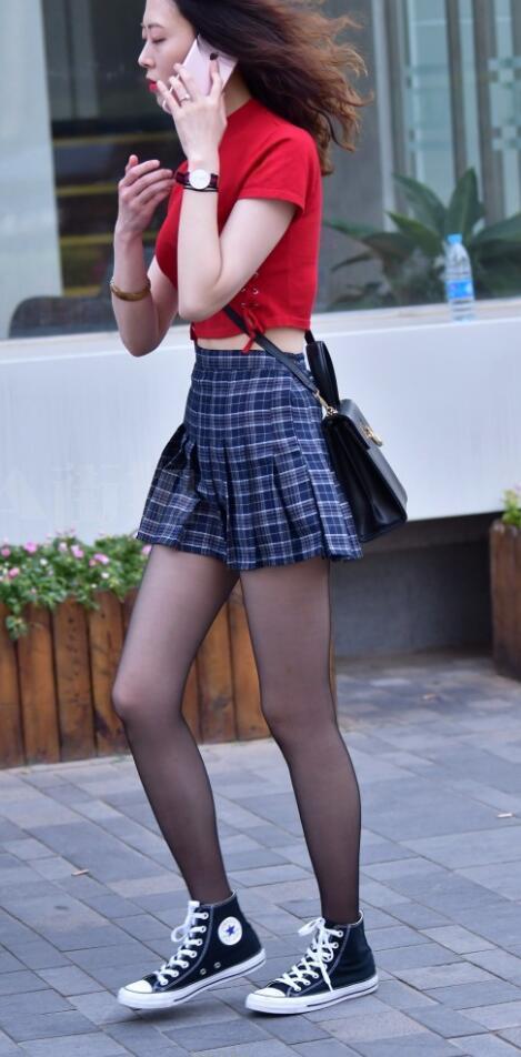 街拍：高挑的黑丝小姐姐，那一抹撩发的风情，清爽又大气！