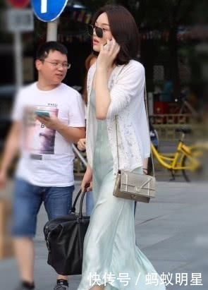  『十足』时尚辣妈穿“睡衣”出街，清凉又时尚，走路带风气场十足