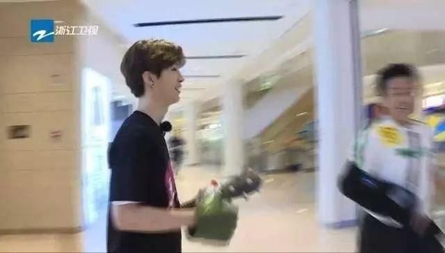 范丞丞被疑耍大牌，助理被辞退，粉丝列出罪状，要求维权!