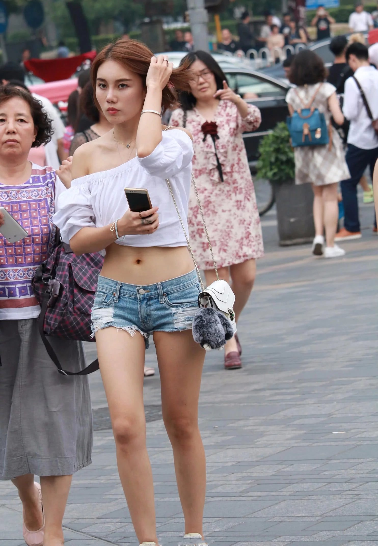 性感小姐姐身材白色一字肩配超短裤，大秀一双迷人的大长腿，吸睛