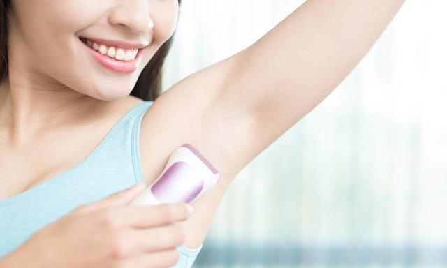  刀片割伤■爱美的女士如何剔除腋毛（五种方法，超详细）