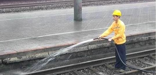  说出：火车上的粪便都排去哪了？乘务员偷偷说出实情，了解一下