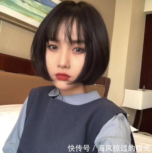 「女生」圆脸女生别“乱剪”头发,今年最流行的4种发型,显脸小又好看!