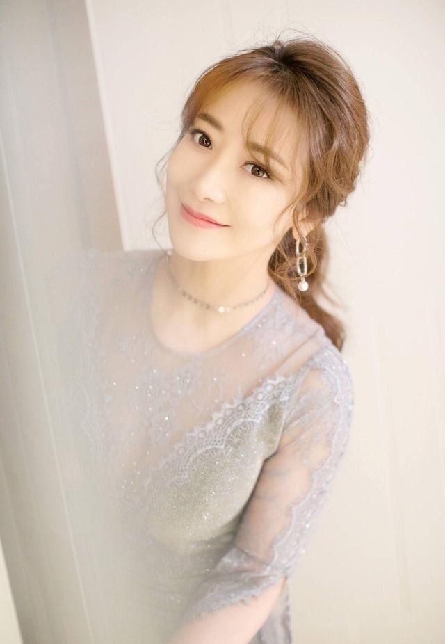 照片现在流行这么拍，看过陈紫函大片就知道，镜子里的你最美