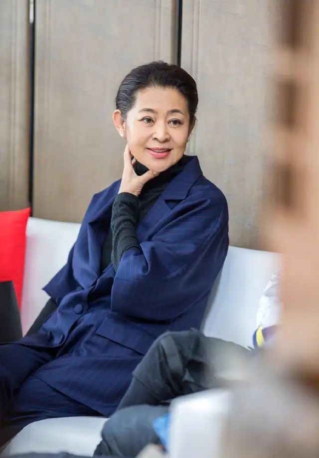 [ 精气神]皱纹爬满了脸，但精气神十足！，倪萍眼皮塌陷笑容却灿烂