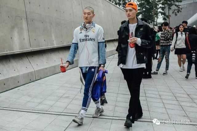 就用今夏最夯的潮流单品-足球衣，打造别出心裁的街头运动时尚