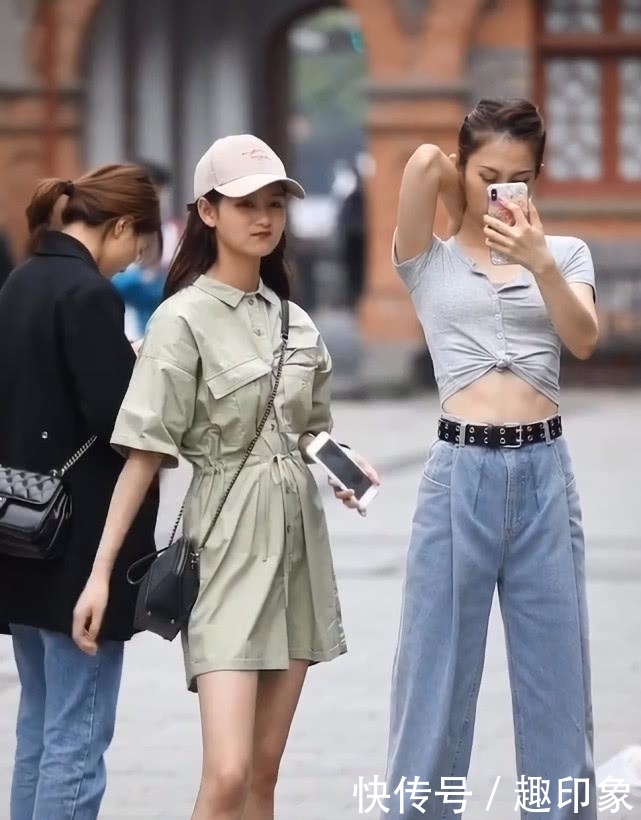 着不一样:大长腿女孩总是很任性,裤子比矮个子闺蜜长3倍,意外腿一样长!