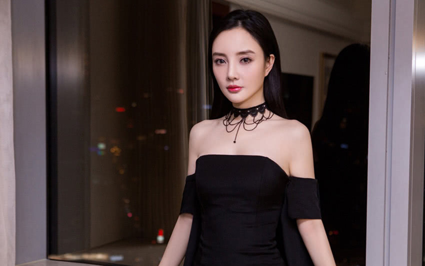 李小璐的撩人照，图二时尚迷人，图四看了让我舍不得翻页