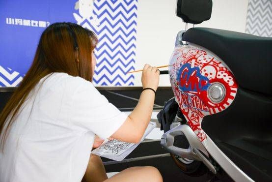 爱玛电动车蓝白红3色玩转英伦风 风靡大半个明星圈