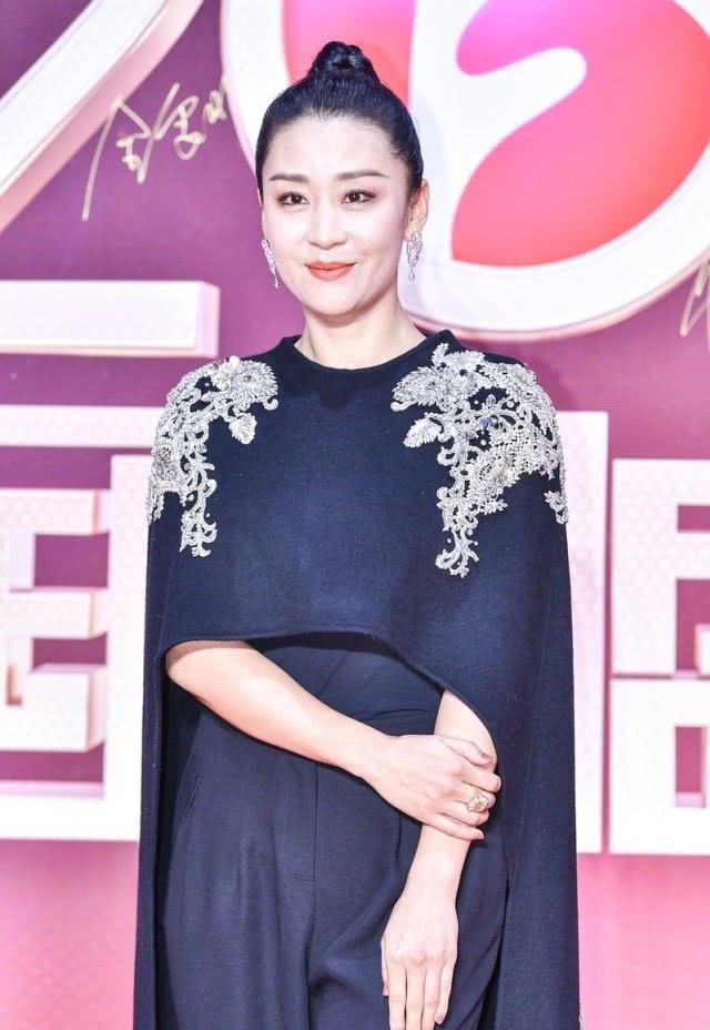 『霸气』苗木基地完善雅致气质十足,一件披風搭出洒脱霸气侧漏,简洁穿衣搭配显真性情