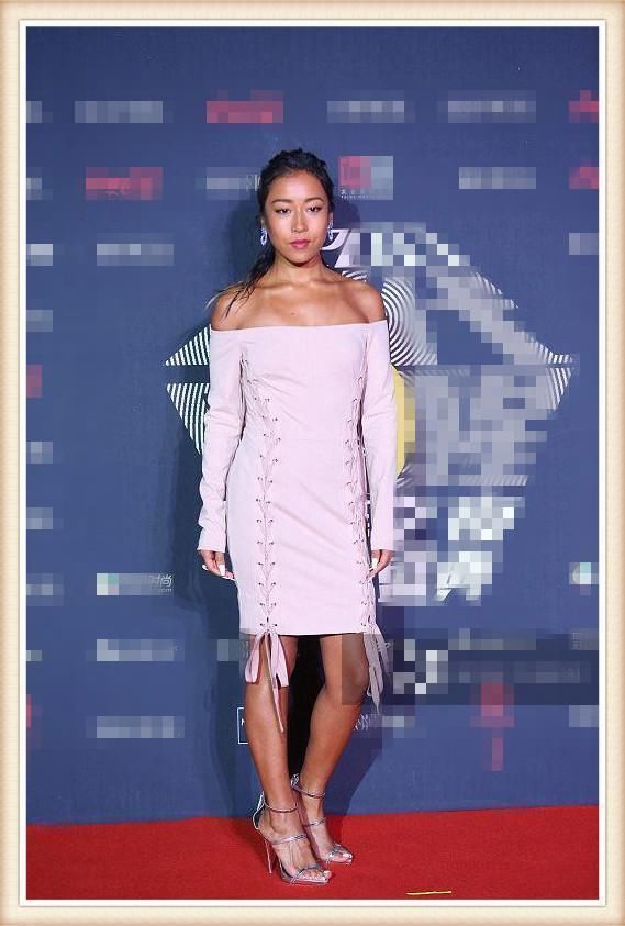 本以为穿粉色的吉克隽逸够大胆了，可看到王宝强，我忍不住笑了！