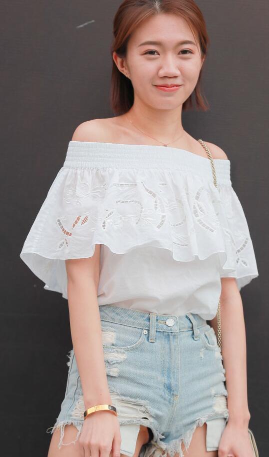 清纯小姐姐穿牛仔热裤裹出丰腴饱满的臀线，一双美腿太撩人