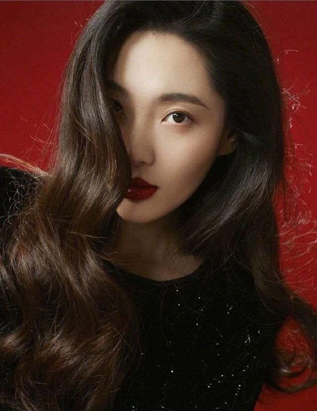 #代表#她是“高级脸”代表，身穿黑色亮闪丝绒连体裤，性感知性御姐范儿
