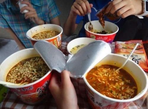  回家@春运回家时，为什么很多农民工啃面包、吃泡面都不吃火车上