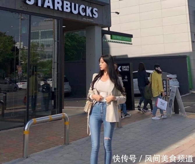  美女|街头“偶遇”牛仔裤美女，承包了整个街头的“亮点”