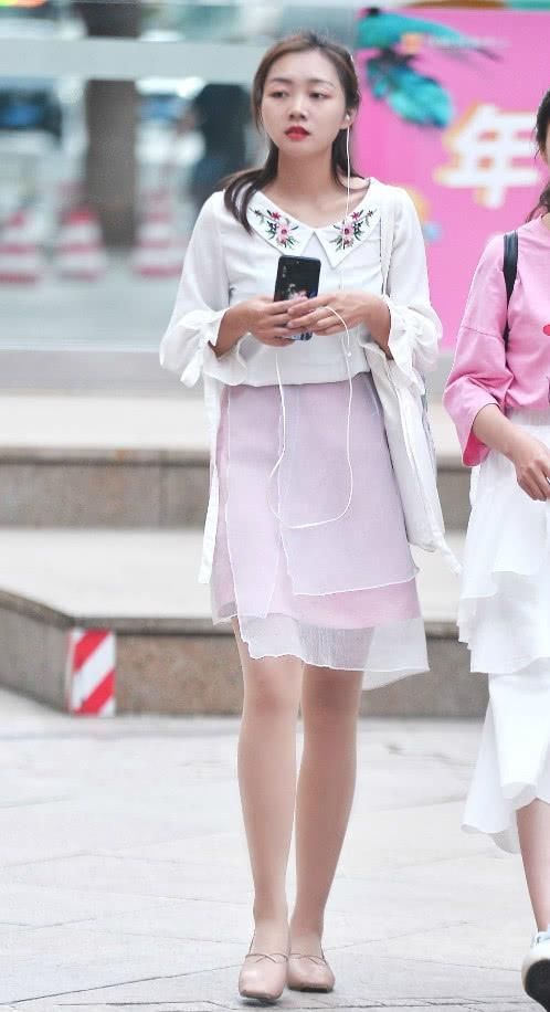 多肉女孩觉得穿短裙很显腿粗?不妨加一层白