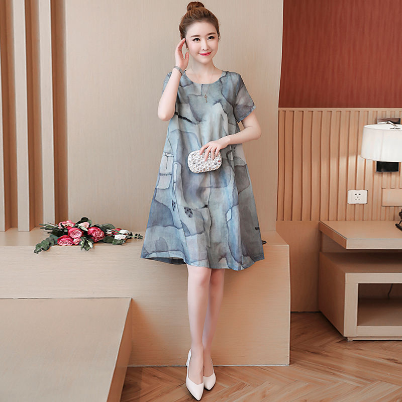 赶快抓住夏日的小尾巴穿上这样的裙装显露出自己非常窈窕精致身段