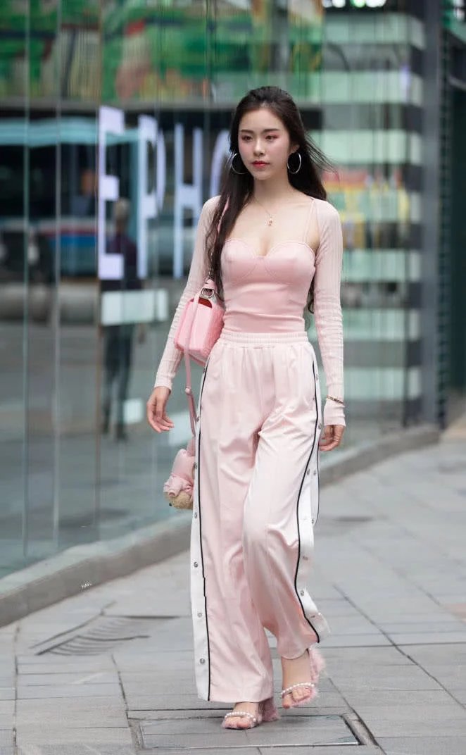 街拍长相秀丽气质优雅脱俗的性感少妇,吊带敢这么穿也是没谁了