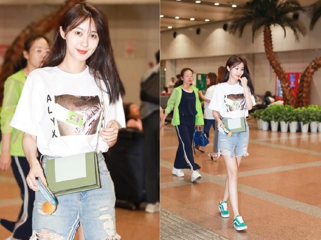 李菲儿T恤配裙有啥意思，还好开叉开得妙，网友:拿牛仔裤剪的?