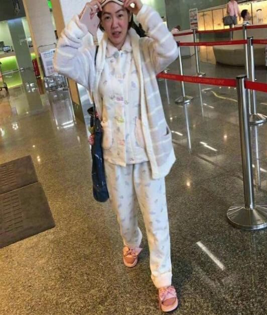 女星“睡衣出行风”：戚薇吴昕有点可爱，不得不说最有气质还是她