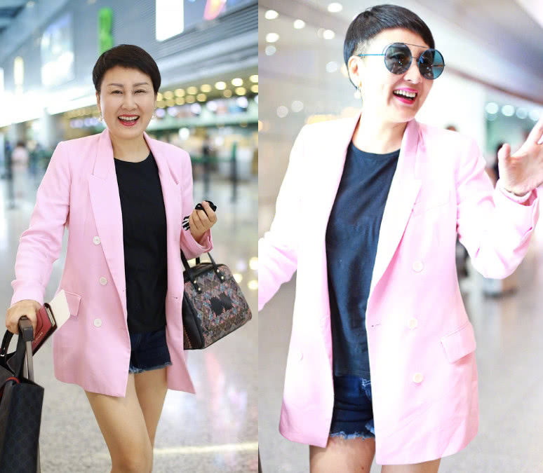 56岁张凯丽超短裤现身机场，被吐槽用力过猛，网友:阿姨你老了