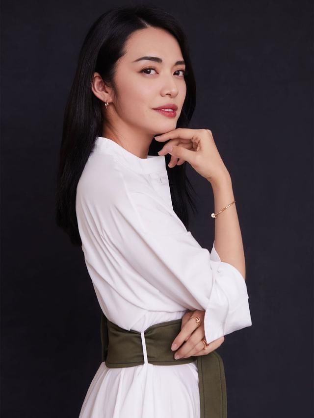 快40岁女人别乱穿了，学姚晨这样，连衣裙也能穿出满满女人味!