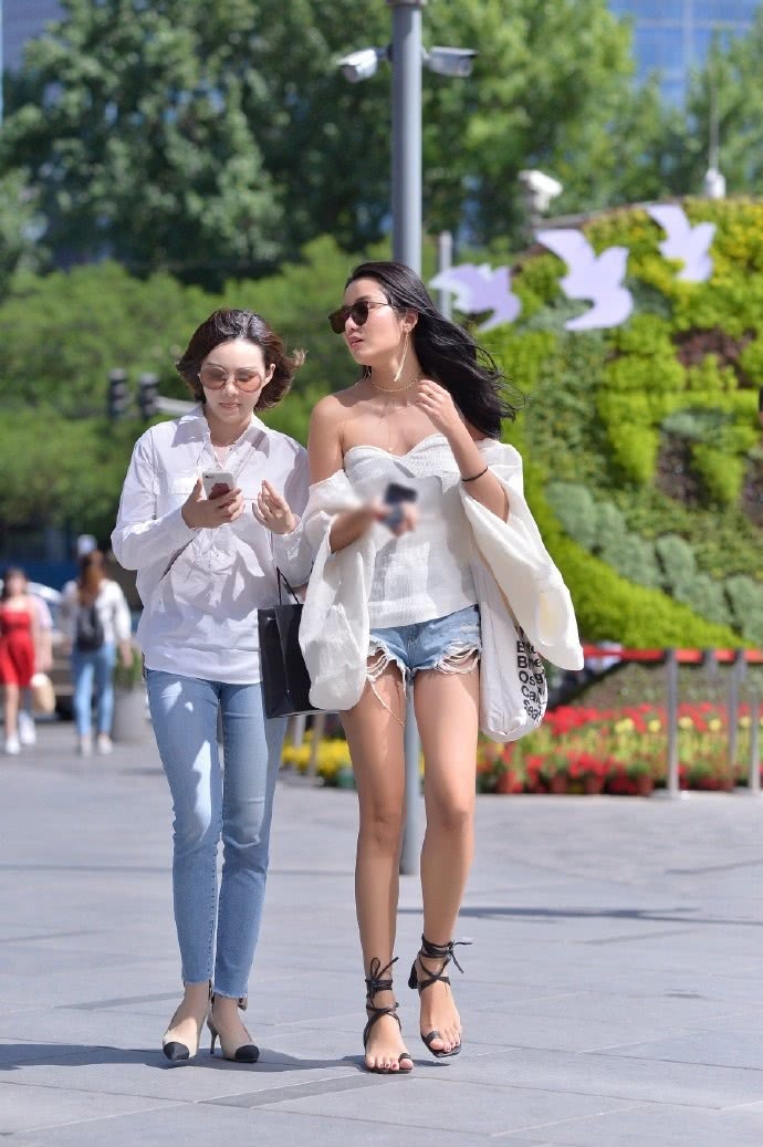 身穿“泡泡袖”的一字肩小姐姐，肌肤白、身材高挑很有女人味！